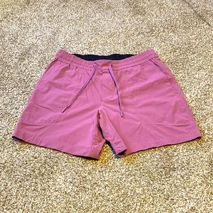 Men’s Lulu Lemon 5” inseam Bowline shorts MEDIUM